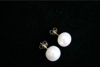 10mm WHITE FRESHWATER PEARL STUD EARRINGS ON 9CT GOLD