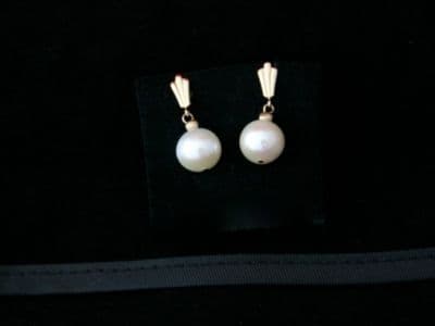 NEW 10mm WHITE PEARL & 9CT GOLD MOTIF DROP EARRINGS